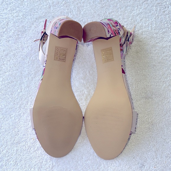 BNWOT Sandals - Picture 3 of 5